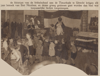 874618 Afbeelding van het bezoek van Sinterklaas aan de Openbare Fröbelschool Timorkade 16 te Utrecht.
